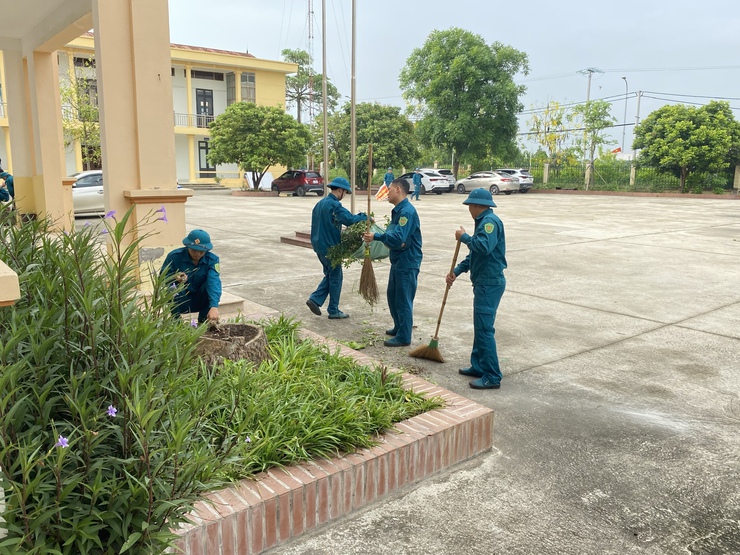 Ban Chỉ huy Quân sự xã ra quân vệ sinh môi trường, chỉnh trang tuyến đường 417- Ảnh 2.