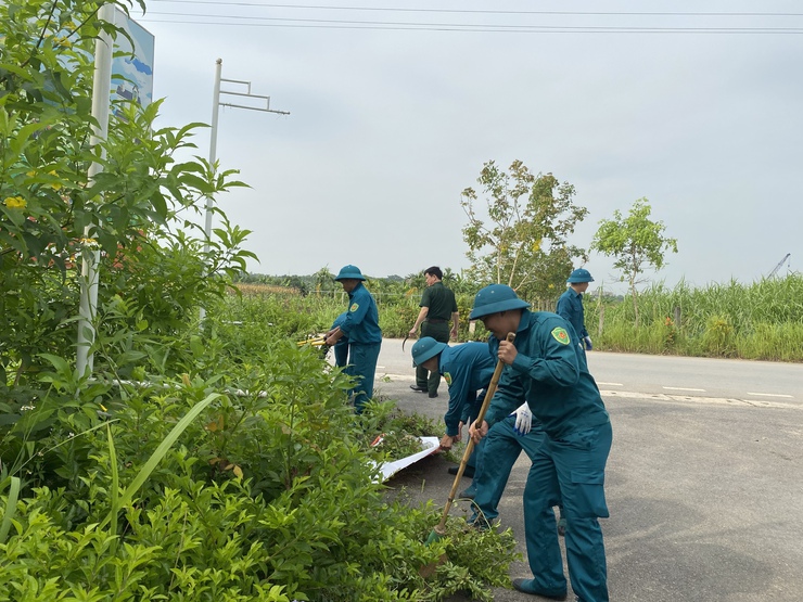Ban Chỉ huy Quân sự xã ra quân vệ sinh môi trường, chỉnh trang tuyến đường 417- Ảnh 1.