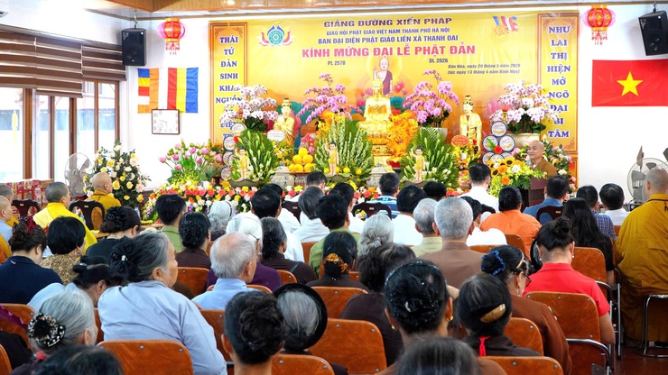 CÁC ĐỒNG CHÍ LÃNH ĐẠO XÃ DÂN HOÀ DÂNG HƯƠNG, CHÚC MỪNG ĐẠI LỄ PHẬT ĐẢN PHẬT LỊCH 2570, DƯƠNG LỊCH 2026 TẠI CHÙA VŨ LĂNG- Ảnh 4.