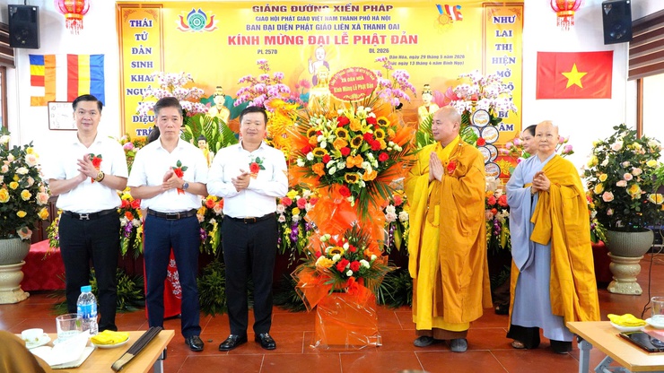CÁC ĐỒNG CHÍ LÃNH ĐẠO XÃ DÂN HOÀ DÂNG HƯƠNG, CHÚC MỪNG ĐẠI LỄ PHẬT ĐẢN PHẬT LỊCH 2570, DƯƠNG LỊCH 2026 TẠI CHÙA VŨ LĂNG- Ảnh 1.
