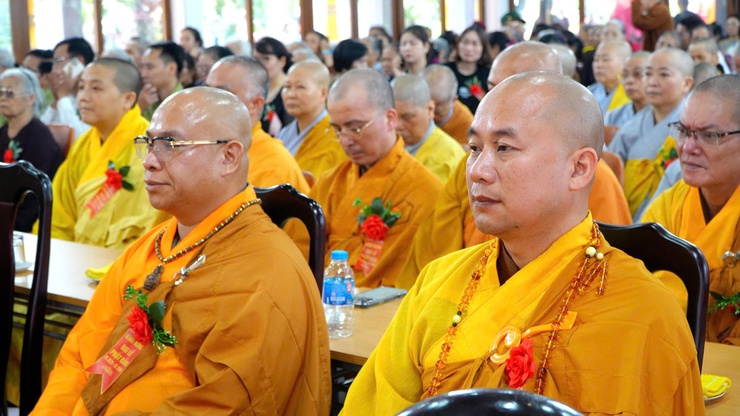 CÁC ĐỒNG CHÍ LÃNH ĐẠO XÃ DÂN HOÀ DÂNG HƯƠNG, CHÚC MỪNG ĐẠI LỄ PHẬT ĐẢN PHẬT LỊCH 2570, DƯƠNG LỊCH 2026 TẠI CHÙA VŨ LĂNG- Ảnh 7.