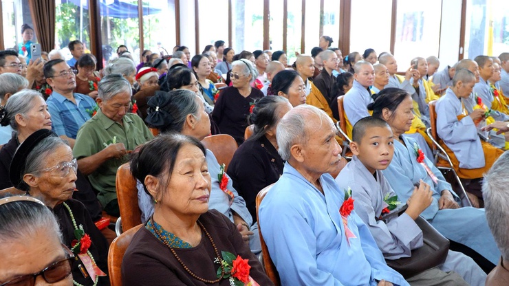 CÁC ĐỒNG CHÍ LÃNH ĐẠO XÃ DÂN HOÀ DÂNG HƯƠNG, CHÚC MỪNG ĐẠI LỄ PHẬT ĐẢN PHẬT LỊCH 2570, DƯƠNG LỊCH 2026 TẠI CHÙA VŨ LĂNG- Ảnh 8.