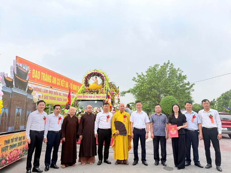 CÁC ĐỒNG CHÍ LÃNH ĐẠO XÃ DÂN HOÀ DÂNG HƯƠNG, CHÚC MỪNG ĐẠI LỄ PHẬT ĐẢN PHẬT LỊCH 2570, DƯƠNG LỊCH 2026 TẠI CHÙA VŨ LĂNG- Ảnh 2.