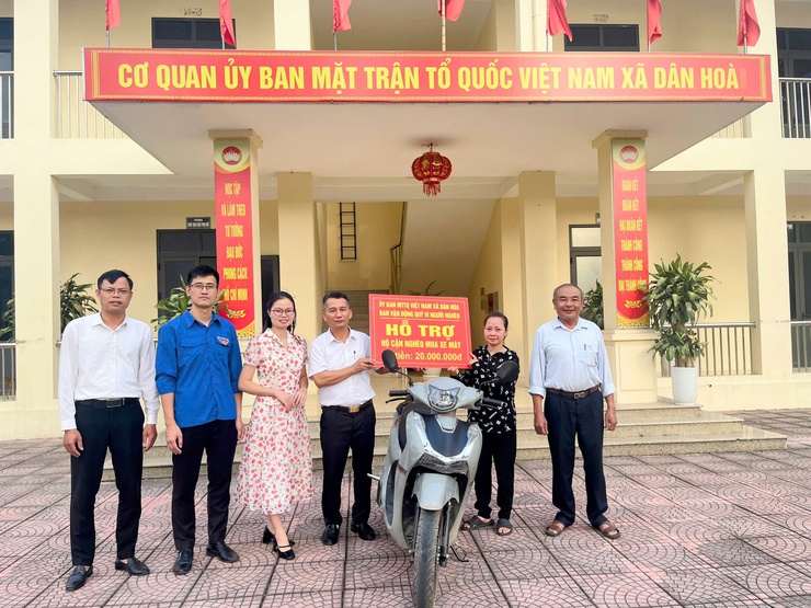 MTTQ xã Dân Hoà trao xe máy hỗ trợ sinh kế cho hộ cận nghèo có hoàn cảnh đặc biệt khó khăn- Ảnh 1.