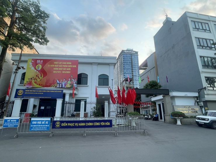 Phường Yên Hòa đẩy mạnh công tác trang trí trực quan, tuyên truyền chào mừng kỷ niệm ngày Giải phóng miền Nam (30/4) và Quốc tế Lao động (01/5)- Ảnh 1.