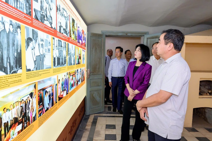 ĐOÀN ĐẠI BIỂU THÀNH ỦY – HĐND – UBND – UBMTTQ VIỆT NAM THÀNH PHỐ HÀ NỘI DÂNG HƯƠNG TƯỞNG NIỆM 122 NĂM NGÀY SINH ĐỒNG CHÍ TRẦN PHÚ- Ảnh 4.