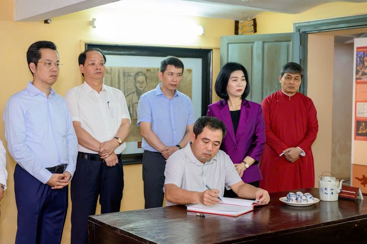 ĐOÀN ĐẠI BIỂU THÀNH ỦY – HĐND – UBND – UBMTTQ VIỆT NAM THÀNH PHỐ HÀ NỘI DÂNG HƯƠNG TƯỞNG NIỆM 122 NĂM NGÀY SINH ĐỒNG CHÍ TRẦN PHÚ- Ảnh 5.