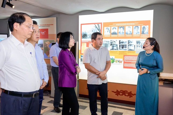 ĐOÀN ĐẠI BIỂU THÀNH ỦY – HĐND – UBND – UBMTTQ VIỆT NAM THÀNH PHỐ HÀ NỘI DÂNG HƯƠNG TƯỞNG NIỆM 122 NĂM NGÀY SINH ĐỒNG CHÍ TRẦN PHÚ- Ảnh 3.
