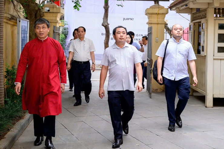 ĐOÀN ĐẠI BIỂU THÀNH ỦY – HĐND – UBND – UBMTTQ VIỆT NAM THÀNH PHỐ HÀ NỘI DÂNG HƯƠNG TƯỞNG NIỆM 122 NĂM NGÀY SINH ĐỒNG CHÍ TRẦN PHÚ- Ảnh 1.