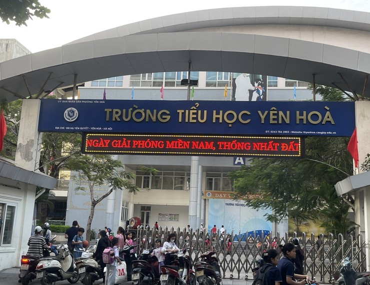 Phường Yên Hòa đẩy mạnh công tác trang trí trực quan, tuyên truyền chào mừng kỷ niệm ngày Giải phóng miền Nam (30/4) và Quốc tế Lao động (01/5)- Ảnh 3.