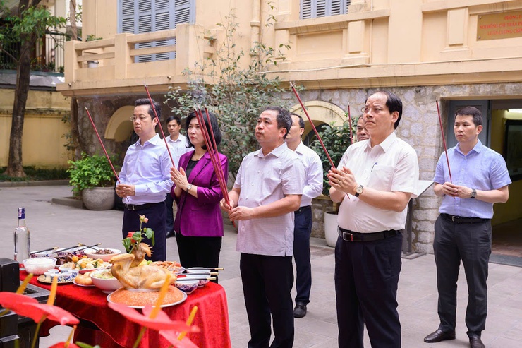 ĐOÀN ĐẠI BIỂU THÀNH ỦY – HĐND – UBND – UBMTTQ VIỆT NAM THÀNH PHỐ HÀ NỘI DÂNG HƯƠNG TƯỞNG NIỆM 122 NĂM NGÀY SINH ĐỒNG CHÍ TRẦN PHÚ- Ảnh 2.