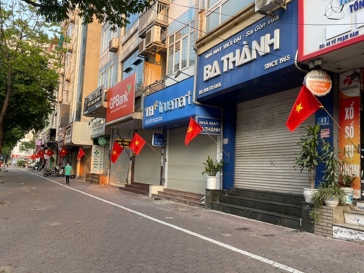 Phường Yên Hòa đẩy mạnh công tác trang trí trực quan, tuyên truyền chào mừng kỷ niệm ngày Giải phóng miền Nam (30/4) và Quốc tế Lao động (01/5)- Ảnh 4.
