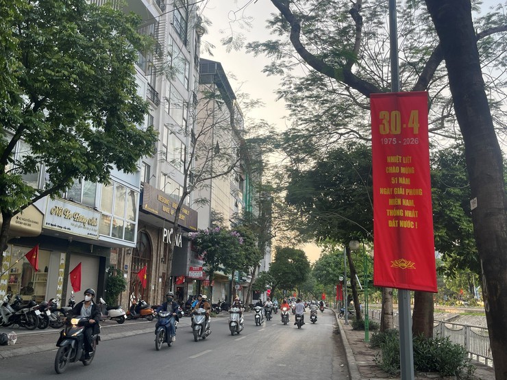 Phường Yên Hòa đẩy mạnh công tác trang trí trực quan, tuyên truyền chào mừng kỷ niệm ngày Giải phóng miền Nam (30/4) và Quốc tế Lao động (01/5)- Ảnh 2.