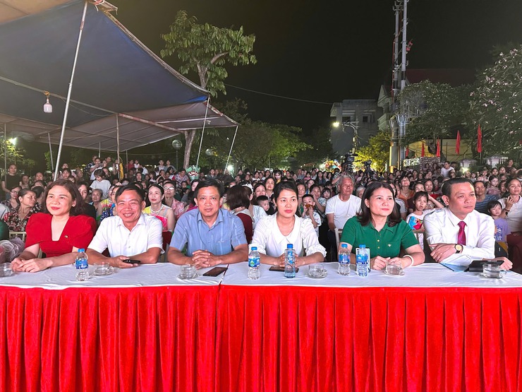 Rộn ràng đêm văn nghệ mừng ngày thống nhất đất nước- Ảnh 1.