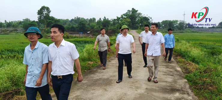 Đoàn công tác xã Kiều Phú do đồng chí Phạm Quang Tuấn – Bí thư Đảng ủy, Chủ tịch HĐND xã trực tiếp xuống cơ sở kiểm tra thực tế, nắm bắt tình hình và chỉ đạo công tác khắc phục hậu quả thiên tai.- Ảnh 1.