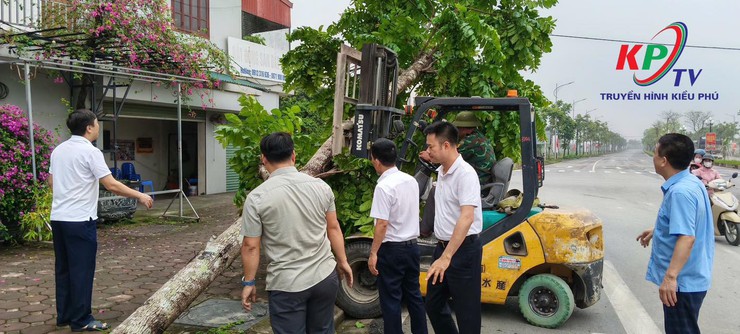 Đoàn công tác xã Kiều Phú do đồng chí Phạm Quang Tuấn – Bí thư Đảng ủy, Chủ tịch HĐND xã trực tiếp xuống cơ sở kiểm tra thực tế, nắm bắt tình hình và chỉ đạo công tác khắc phục hậu quả thiên tai.- Ảnh 4.
