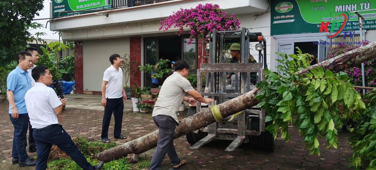 Đoàn công tác xã Kiều Phú do đồng chí Phạm Quang Tuấn – Bí thư Đảng ủy, Chủ tịch HĐND xã trực tiếp xuống cơ sở kiểm tra thực tế, nắm bắt tình hình và chỉ đạo công tác khắc phục hậu quả thiên tai.- Ảnh 3.