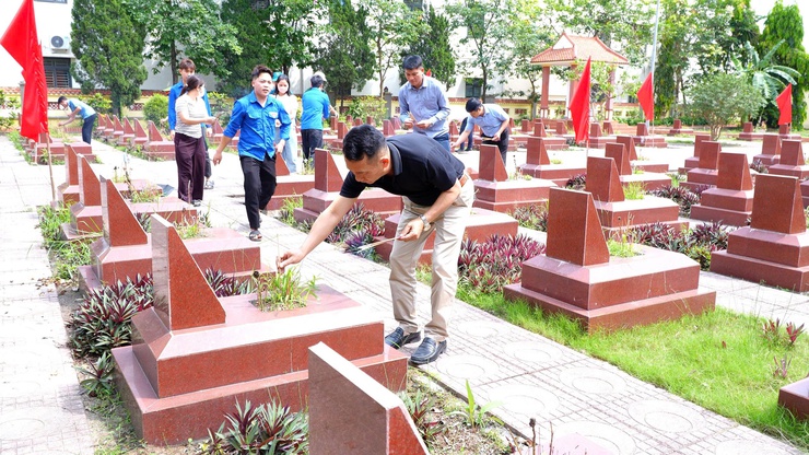 DÂN HOÀ TRI ÂN CÁC ANH HÙNG LIỆT SỸ TẠI NGHĨA TRANG LIỆT SỸ TÂN ƯỚC- Ảnh 3.