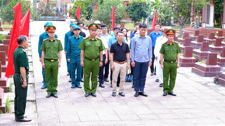 DÂN HOÀ TRI ÂN CÁC ANH HÙNG LIỆT SỸ TẠI NGHĨA TRANG LIỆT SỸ TÂN ƯỚC- Ảnh 1.