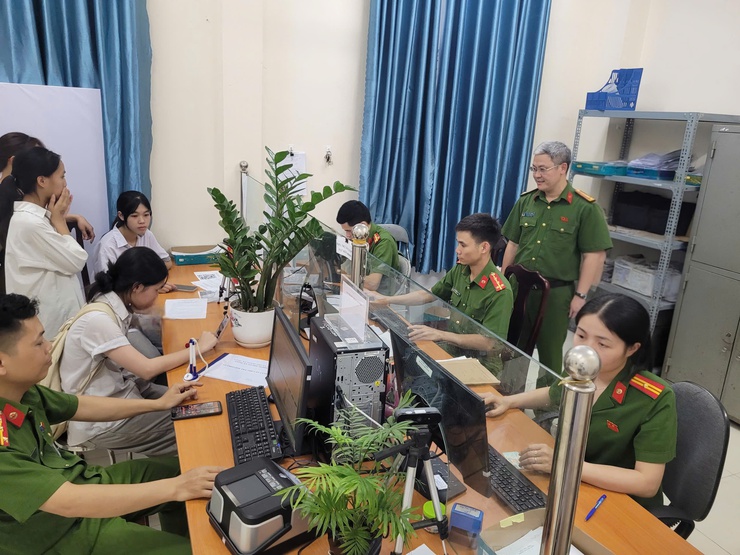 Công an xã Phú Nghĩa làm việc xuyên kỳ nghỉ lễ phục vụ cấp căn cước và định danh điện tử mức độ 2 cho công dân từ 6 đến 14 tuổi - Ảnh 1.