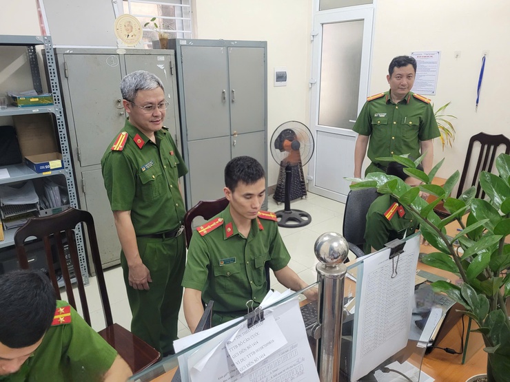 Công an xã Phú Nghĩa làm việc xuyên kỳ nghỉ lễ phục vụ cấp căn cước và định danh điện tử mức độ 2 cho công dân từ 6 đến 14 tuổi - Ảnh 2.