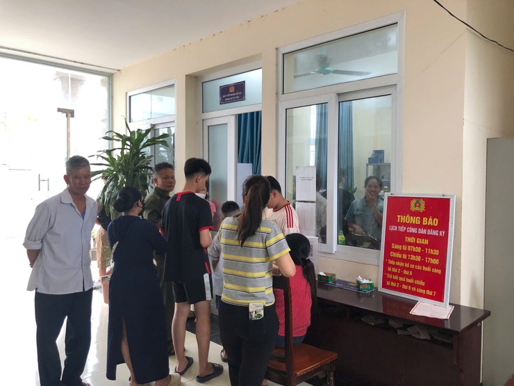 Công an xã Phú Nghĩa làm việc xuyên kỳ nghỉ lễ phục vụ cấp căn cước và định danh điện tử mức độ 2 cho công dân từ 6 đến 14 tuổi - Ảnh 3.
