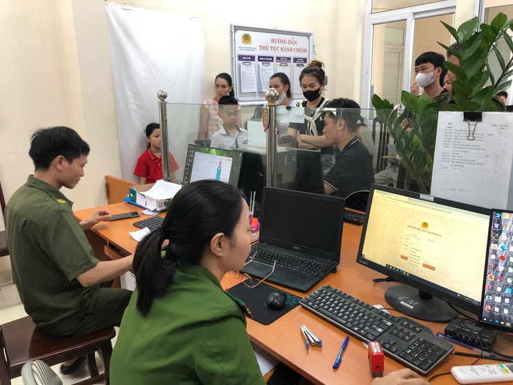 Công an xã Phú Nghĩa làm việc xuyên kỳ nghỉ lễ phục vụ cấp căn cước và định danh điện tử mức độ 2 cho công dân từ 6 đến 14 tuổi - Ảnh 4.