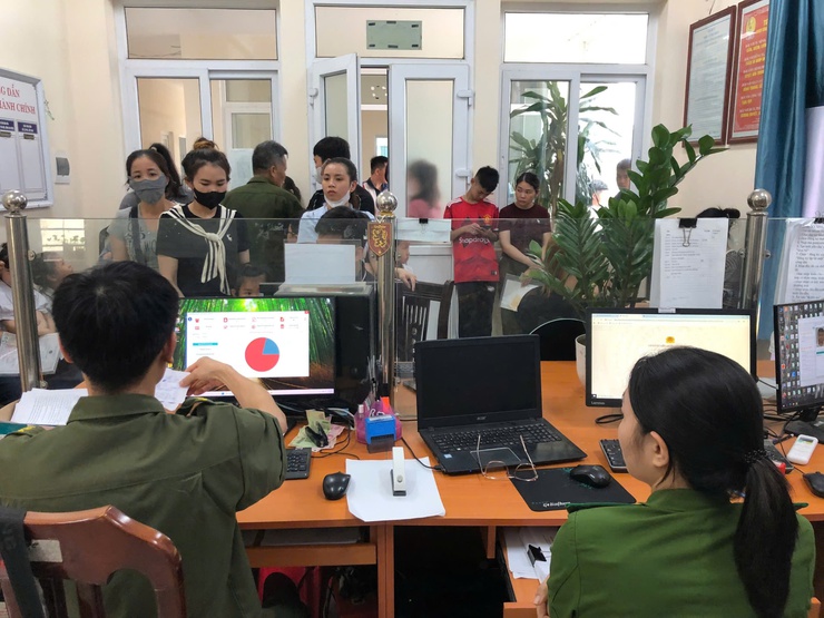 Công an xã Phú Nghĩa làm việc xuyên kỳ nghỉ lễ phục vụ cấp căn cước và định danh điện tử mức độ 2 cho công dân từ 6 đến 14 tuổi - Ảnh 5.