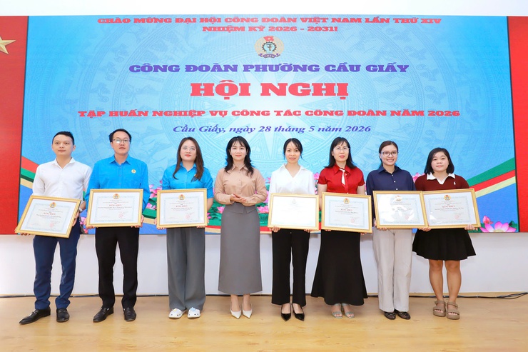 Công đoàn phường Cầu Giấy tổ chức hội nghị khen thưởng các tập thể, cá nhân có thành tích xuất sắc trong phong trào thi đua năm 2025- Ảnh 2.