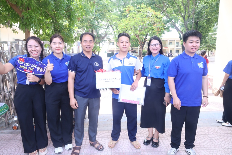 Tuổi trẻ xã Hòa Phú: Tiếp sức mùa thi tuyển sinh vào lớp 10 THPT, năm học 2025 -2026- Ảnh 2.