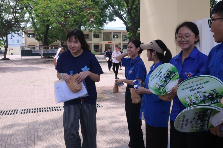 Tuổi trẻ xã Hòa Phú: Tiếp sức mùa thi tuyển sinh vào lớp 10 THPT, năm học 2025 -2026- Ảnh 3.