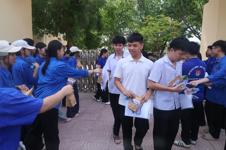 Tuổi trẻ xã Hòa Phú: Tiếp sức mùa thi tuyển sinh vào lớp 10 THPT, năm học 2025 -2026- Ảnh 4.