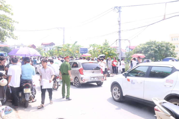 Công an xã Hòa Phú tích cực hỗ trợ, bảo đảm an ninh trật tự tại các điểm thi tuyển sinh lớp 10- Ảnh 3.
