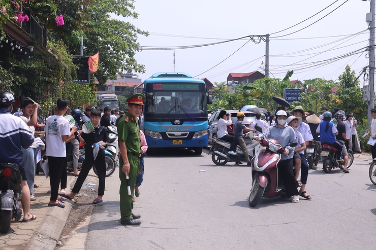 Công an xã Hòa Phú tích cực hỗ trợ, bảo đảm an ninh trật tự tại các điểm thi tuyển sinh lớp 10- Ảnh 4.