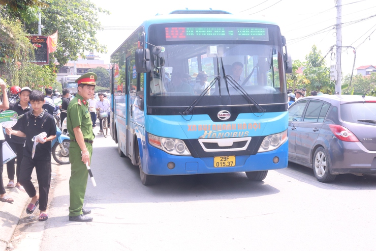 Công an xã Hòa Phú tích cực hỗ trợ, bảo đảm an ninh trật tự tại các điểm thi tuyển sinh lớp 10- Ảnh 5.