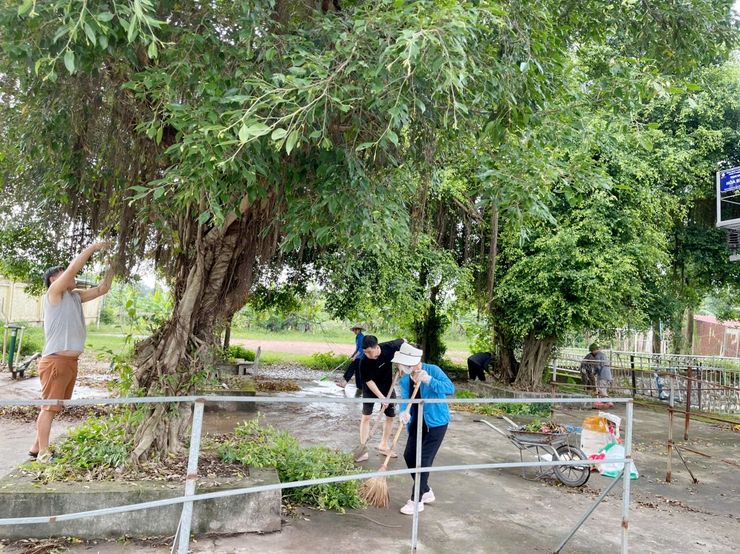 Tổ dân phố 16, 17 đồng loạt ra quân tổng dọn vệ sinh môi trường trên địa bàn khu dân cư- Ảnh 1.