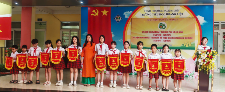 Sôi nổi các hoạt động chào mừng kỉ niệm 85 năm ngày thành lập đội TNTP Hồ Chí Minh (15/5/1941 – 15/5/2026) và kết nạp Đội viên mới. Trao giải cuộc thi “Ham đọc sách” cho học sinh Trường Tiểu học Hoàng Liệt. - Ảnh 1.