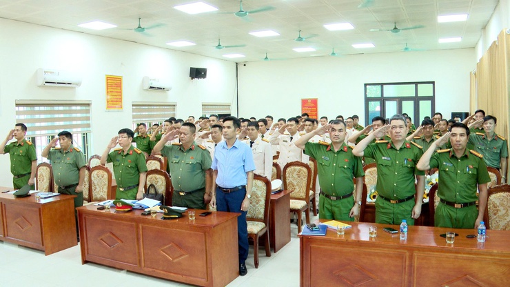 CÔNG AN XÃ THƯ LÂM TỔ CHỨC LỄ CÔNG BỐ QUYẾT ĐỊNH CỦA GIÁM ĐỐC CÔNG AN THÀNH PHỐ HÀ NỘI VỀ VIỆC THĂNG CẤP, NÂNG LƯƠNG CẤP BẬC HÀM SĨ QUAN NGHIỆP VỤ- Ảnh 1.