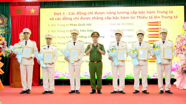 CÔNG AN XÃ THƯ LÂM TỔ CHỨC LỄ CÔNG BỐ QUYẾT ĐỊNH CỦA GIÁM ĐỐC CÔNG AN THÀNH PHỐ HÀ NỘI VỀ VIỆC THĂNG CẤP, NÂNG LƯƠNG CẤP BẬC HÀM SĨ QUAN NGHIỆP VỤ- Ảnh 9.