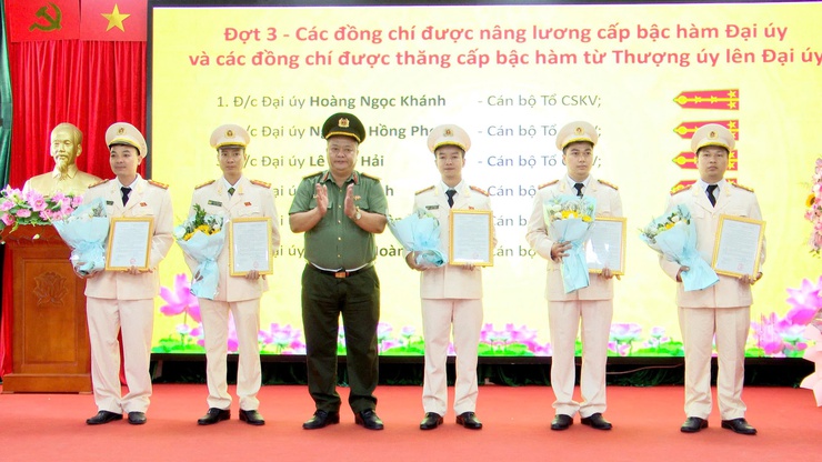 CÔNG AN XÃ THƯ LÂM TỔ CHỨC LỄ CÔNG BỐ QUYẾT ĐỊNH CỦA GIÁM ĐỐC CÔNG AN THÀNH PHỐ HÀ NỘI VỀ VIỆC THĂNG CẤP, NÂNG LƯƠNG CẤP BẬC HÀM SĨ QUAN NGHIỆP VỤ- Ảnh 11.
