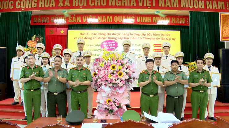 CÔNG AN XÃ THƯ LÂM TỔ CHỨC LỄ CÔNG BỐ QUYẾT ĐỊNH CỦA GIÁM ĐỐC CÔNG AN THÀNH PHỐ HÀ NỘI VỀ VIỆC THĂNG CẤP, NÂNG LƯƠNG CẤP BẬC HÀM SĨ QUAN NGHIỆP VỤ- Ảnh 14.