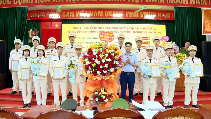 CÔNG AN XÃ THƯ LÂM TỔ CHỨC LỄ CÔNG BỐ QUYẾT ĐỊNH CỦA GIÁM ĐỐC CÔNG AN THÀNH PHỐ HÀ NỘI VỀ VIỆC THĂNG CẤP, NÂNG LƯƠNG CẤP BẬC HÀM SĨ QUAN NGHIỆP VỤ- Ảnh 13.