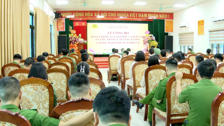 CÔNG AN XÃ THƯ LÂM TỔ CHỨC LỄ CÔNG BỐ QUYẾT ĐỊNH CỦA GIÁM ĐỐC CÔNG AN THÀNH PHỐ HÀ NỘI VỀ VIỆC THĂNG CẤP, NÂNG LƯƠNG CẤP BẬC HÀM SĨ QUAN NGHIỆP VỤ- Ảnh 17.