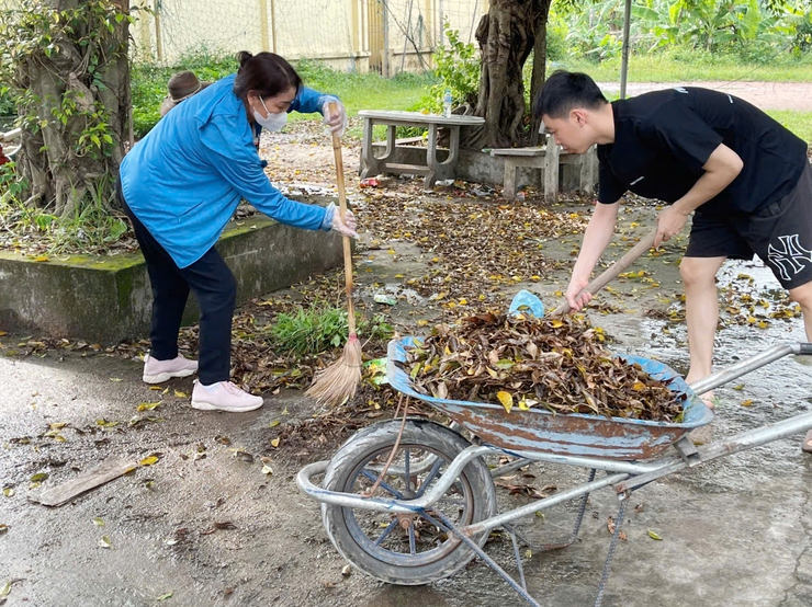 Tổ dân phố 16, 17 đồng loạt ra quân tổng dọn vệ sinh môi trường trên địa bàn khu dân cư- Ảnh 2.