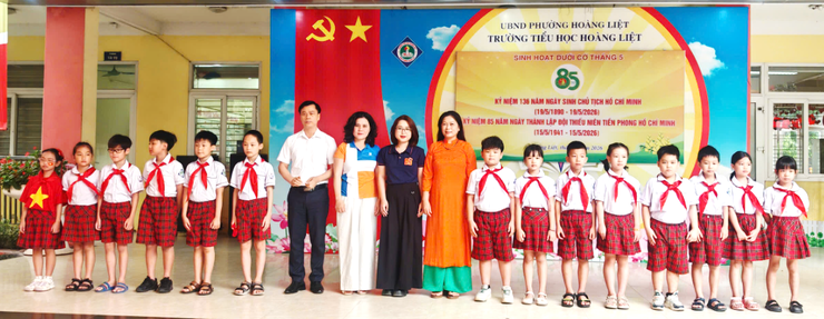 Sôi nổi các hoạt động chào mừng kỉ niệm 85 năm ngày thành lập đội TNTP Hồ Chí Minh (15/5/1941 – 15/5/2026) và kết nạp Đội viên mới. Trao giải cuộc thi “Ham đọc sách” cho học sinh Trường Tiểu học Hoàng Liệt. - Ảnh 2.