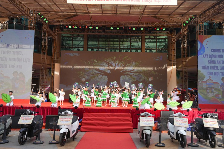 Phường Hai Bà Trưng tổ chức Chương trình “ Thắp sáng những ước mơ xanh”, phát động Tháng hành động vì trẻ em và khai mạc Hè năm 2026.- Ảnh 4.