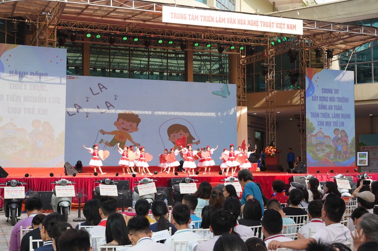 Phường Hai Bà Trưng tổ chức Chương trình “ Thắp sáng những ước mơ xanh”, phát động Tháng hành động vì trẻ em và khai mạc Hè năm 2026.- Ảnh 1.