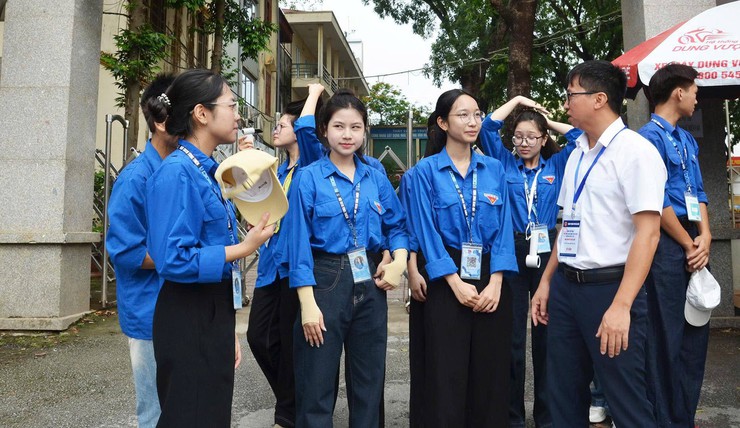 Ban chỉ đạo kỳ thi vào 10 phường Tùng Thiện kiểm tra công tác tổ chức thi và thăm, động viên lực lượng đoàn viên thanh niên tham gia tiếp sức mùa thi- Ảnh 2.