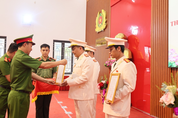 Công an xã Quảng Bị công bố Quyết định thăng cấp bậc hàm, nâng lương năm 2026 và tuyển chọn lao động hợp đồng trong CAND- Ảnh 1.