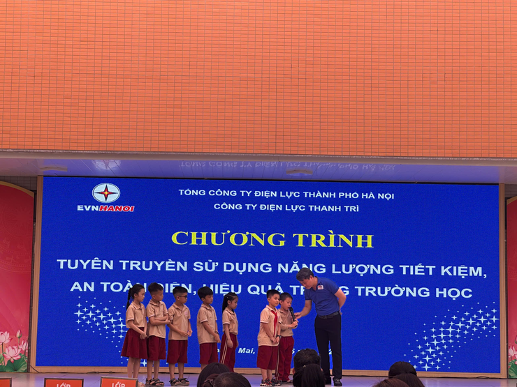 Trường Tiểu học Bùi Quốc Khái tổ chức chương trình “Sử dụng năng lượng tiết kiệm và hiệu quả, quản lý nhu cầu điện”- Ảnh 3.